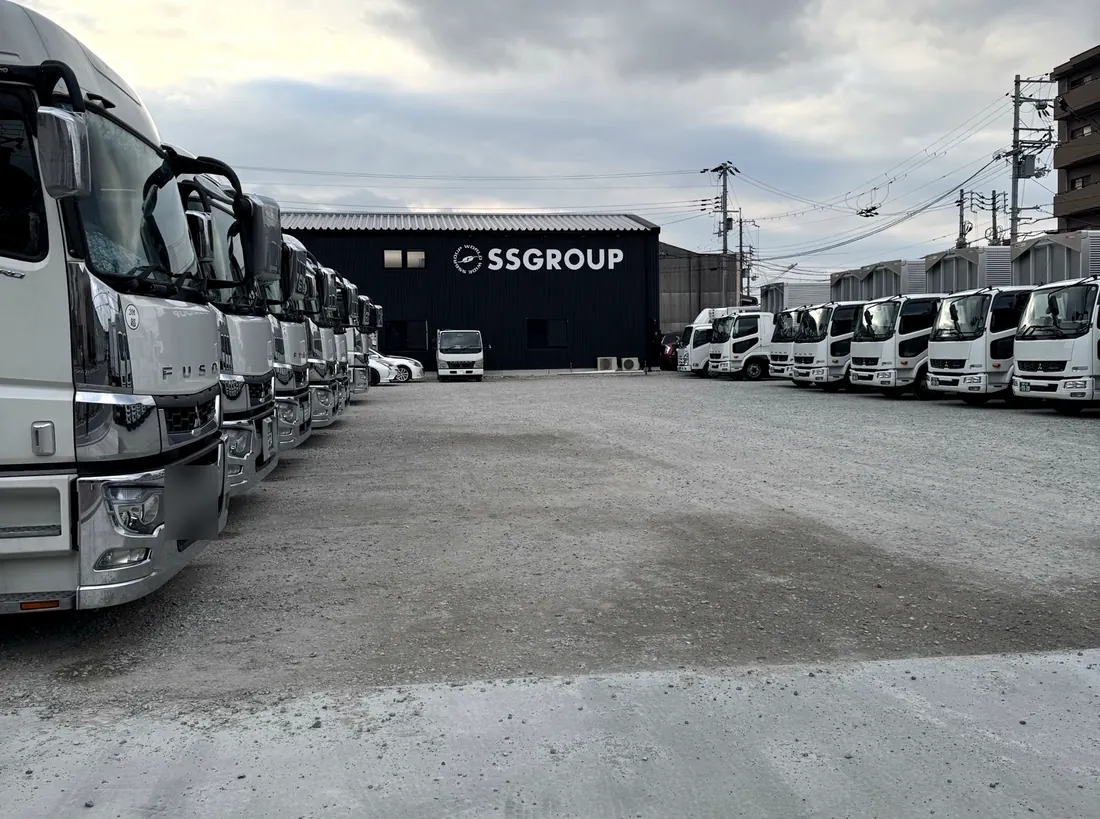 SS GROUPの拠点前に並ぶ輸送トラック