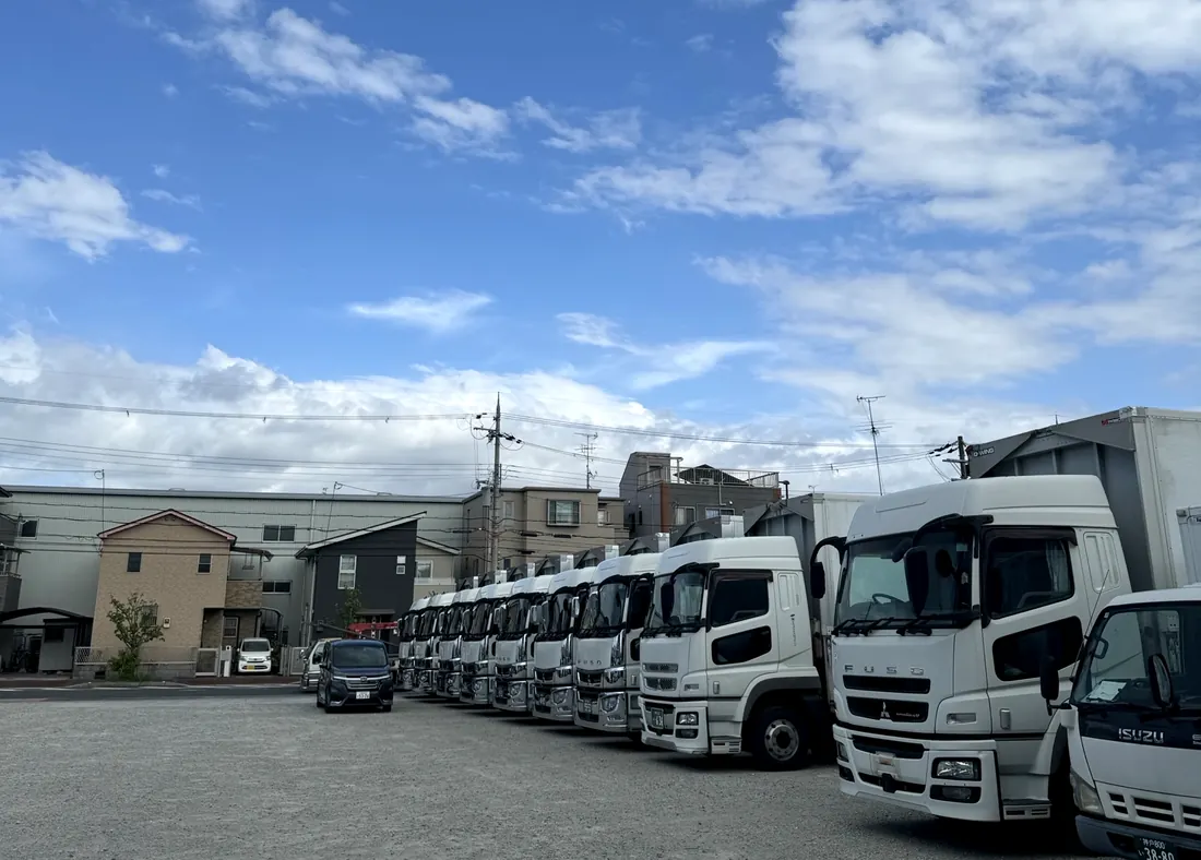 SS LINEのトラックが並ぶ車両待機風景